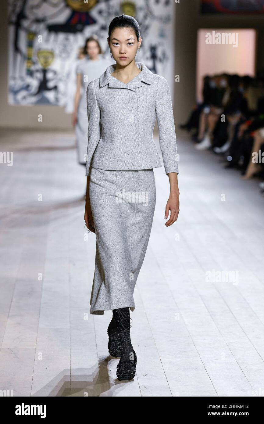 Paris, Frankreich. 24th Jan, 2022. CHRISTIAN DIOR SS22 Runway during Haute  Couture Spring Summer 2022 - January 2022 - Paris, France 24/01/2022  Credit: dpa/Alamy Live News Stock Photo - Alamy