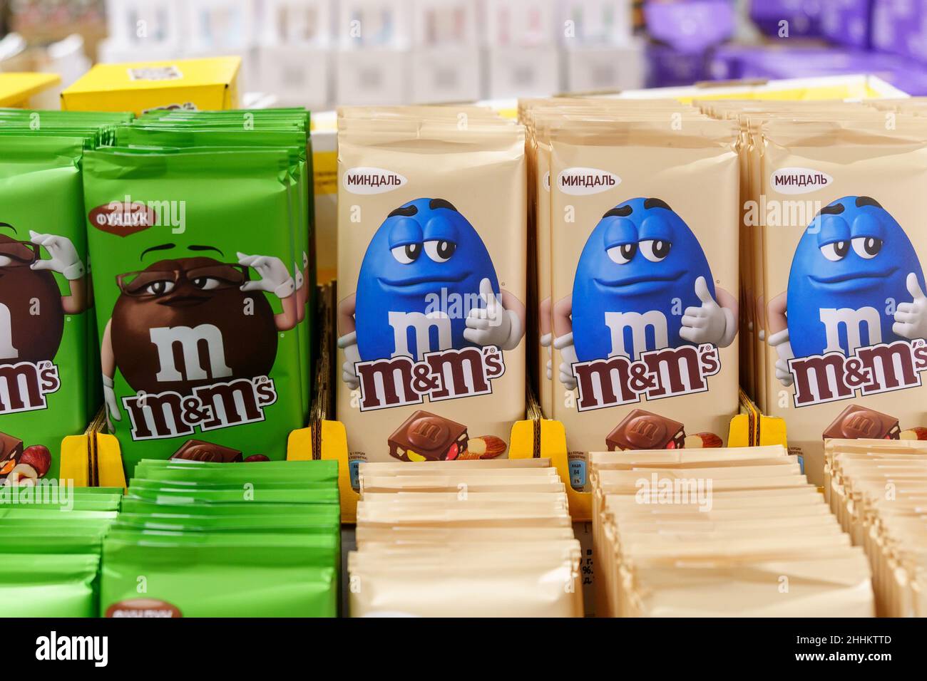 M&M's Crispy Chocolate Bar Stock Photo - Alamy