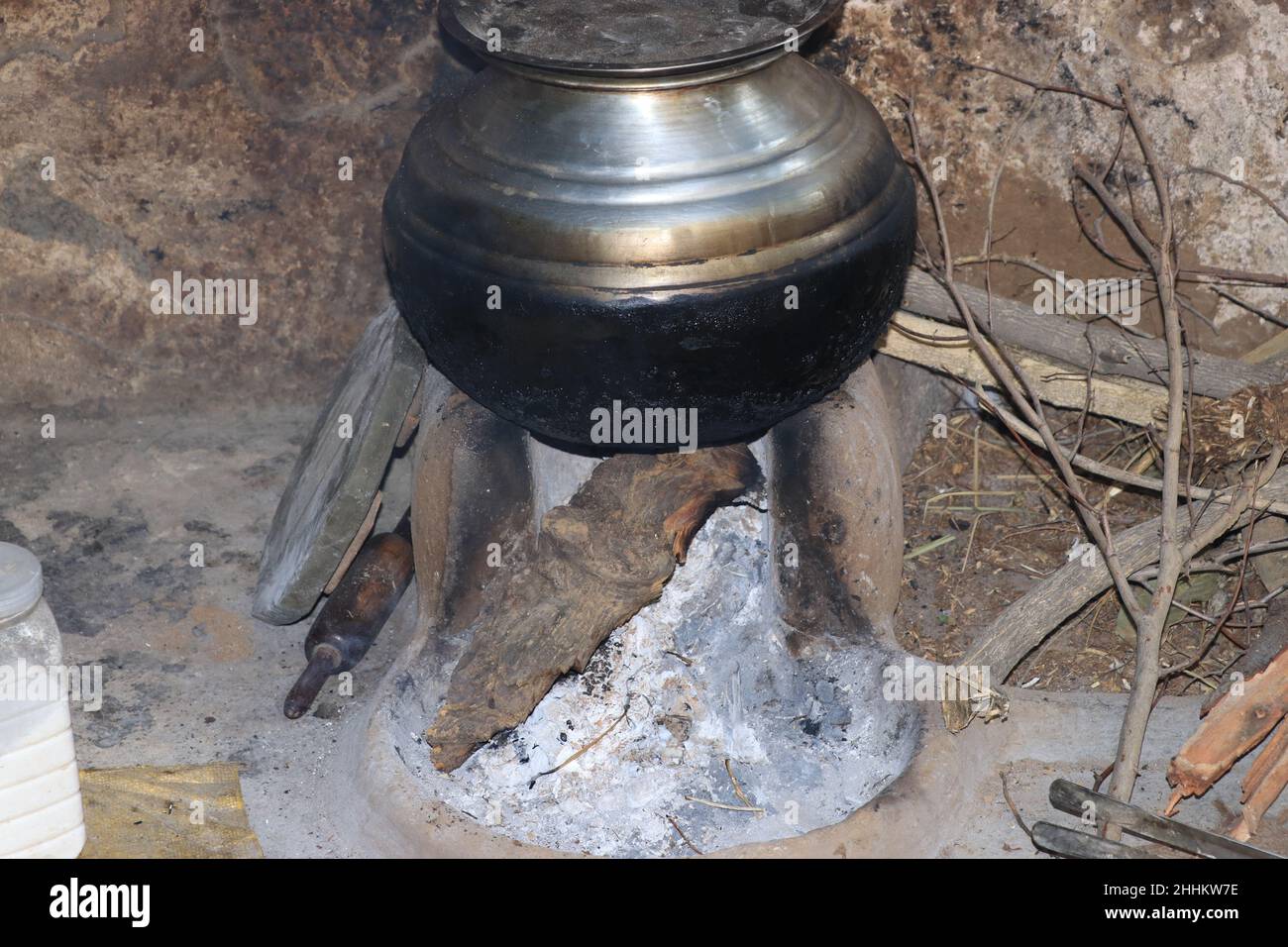 outdoor indian earthen cooking stove Stock Photo Alamy