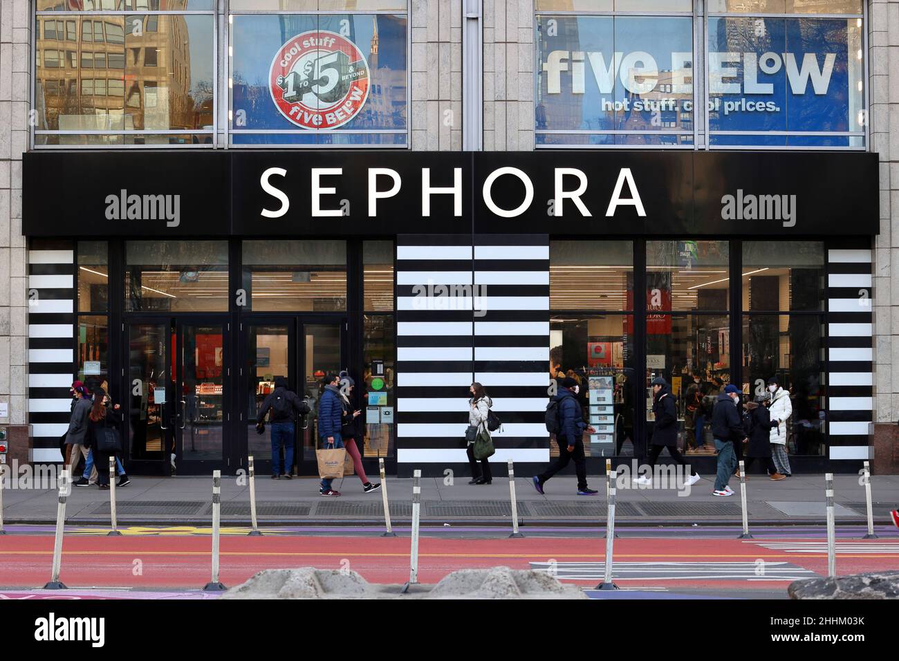 Sephora, Five Below, 4 Union Square, 40 E 14th St, New York, NYC storefront photo of a cosmetics store, and retailing in Union Square, Manhattan. Stock Photo