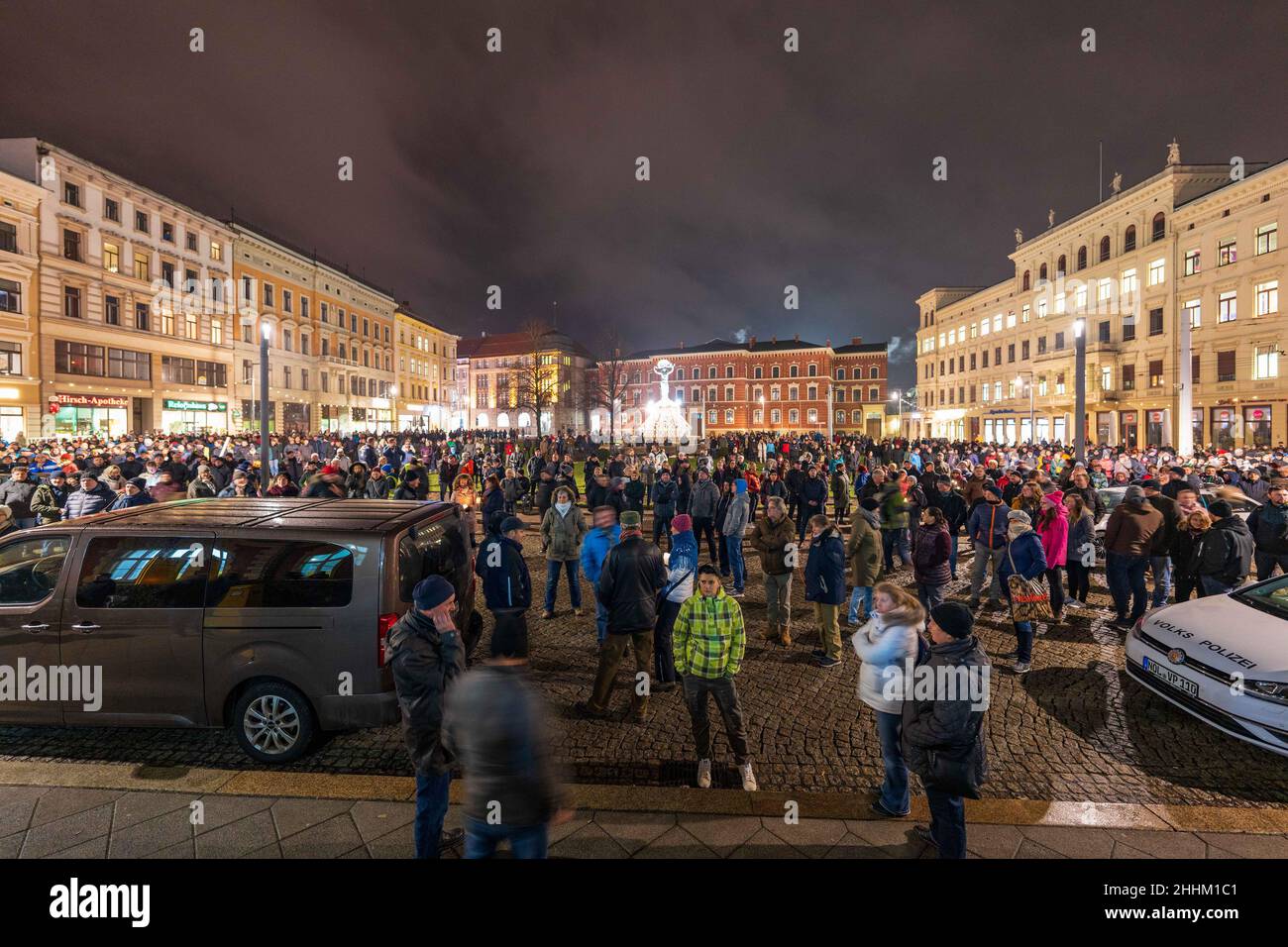 Erneut versammelten sich mehrere hundert Menschen in Bautzen auf dem Postplatz um gegen die Coronamaßnahmen der Bundesregierung zu demonstrieren. Sie Stock Photo