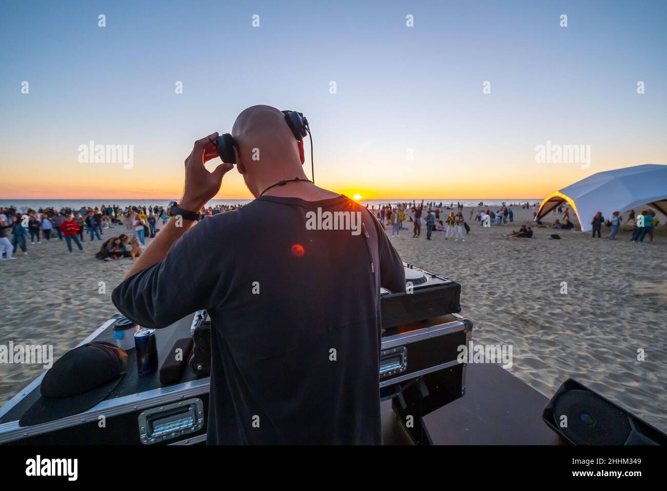 Playing to the crowd hi-res stock photography and images - Alamy