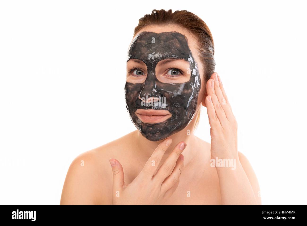woman with black cosmetic mask on her face Stock Photo - Alamy