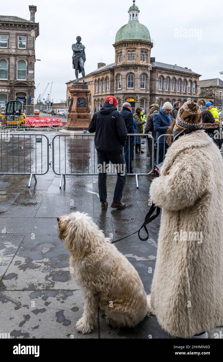 Leith, Edinburgh, Scotland, United Kingdom, 25 January 2022. Robert Burns statue unveiled: The statue, which was removed in 2019 for the Trams to Newhaven construction work, returns to Bernard Street newly restored on Burns Night. The statue was erected by the Leith Burns Club in 1898 Stock Photo