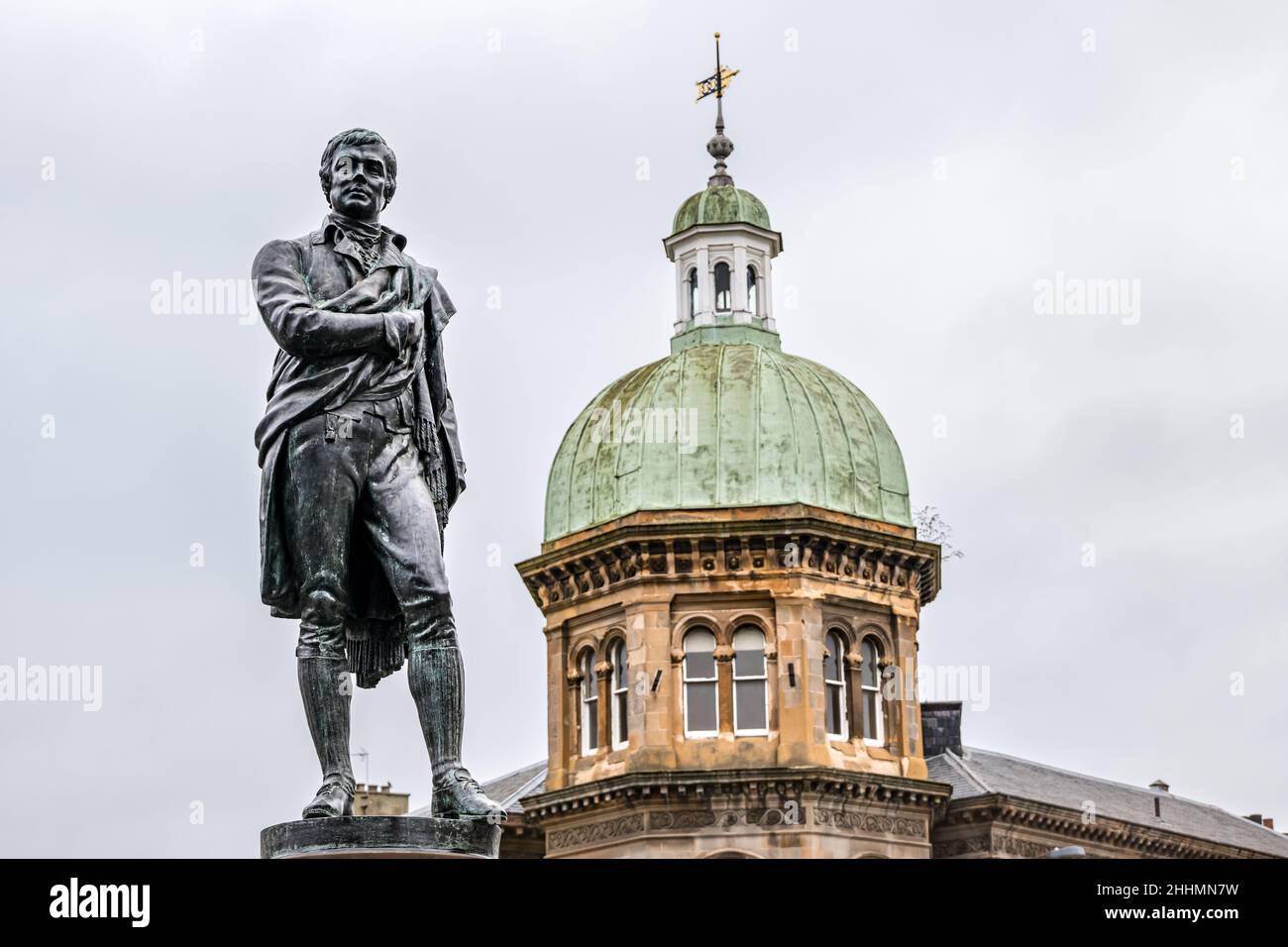 Leith, Edinburgh, Scotland, United Kingdom, 25 January 2022. Robert Burns statue unveiled: The statue, which was removed in 2019 for the Trams to Newhaven construction work, returns to Bernard Street newly restored on Burns Night. The statue was erected by the Leith Burns Club in 1898 Stock Photo