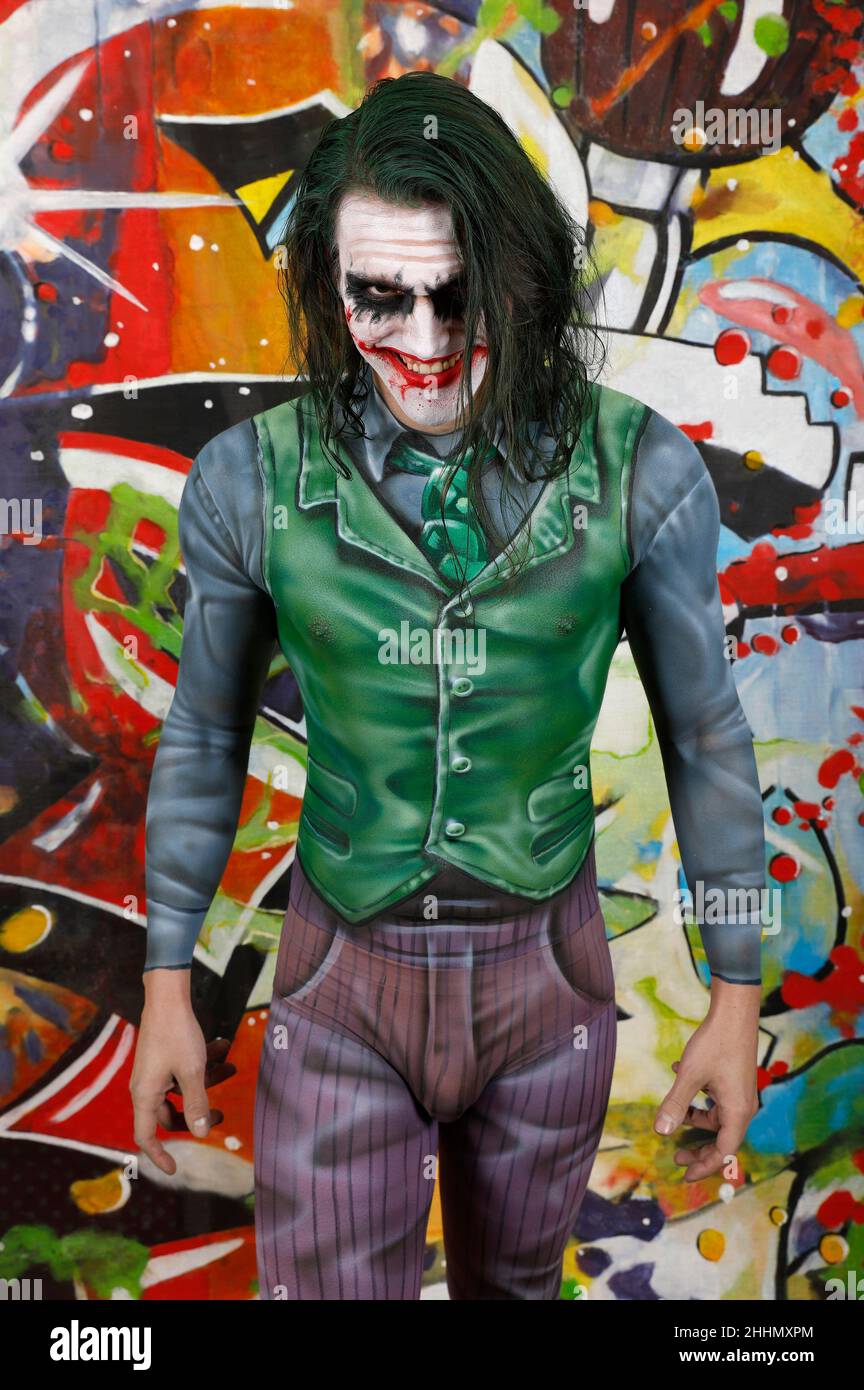 GEEK ART - Bodypainting and Transformaking: Joker meets Riddler Photoshooting with Patrick Kiel as Joker at Duesterwald studio on January 23, 2022 in Hamelin - A project by the photographer Tschiponnique Skupin and the bodypainter Enrico Lein Stock Photo