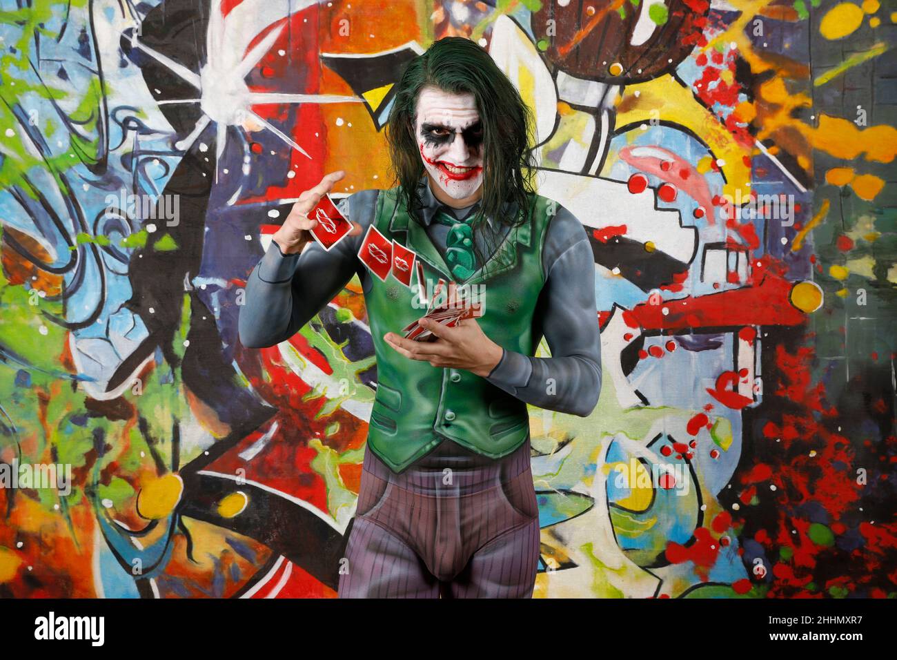 GEEK ART - Bodypainting and Transformaking: Joker meets Riddler Photoshooting with Patrick Kiel as Joker at Duesterwald studio on January 23, 2022 in Hamelin - A project by the photographer Tschiponnique Skupin and the bodypainter Enrico Lein Stock Photo