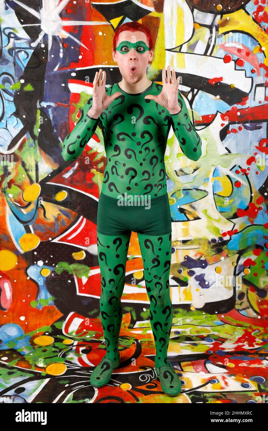 GEEK ART - Bodypainting and Transformaking: Joker meets Riddler Photoshooting with Paul Skupin as Riddler at Duesterwald studio on January 23, 2022 in Hamelin - A project by the photographer Tschiponnique Skupin and the bodypainter Enrico Lein Stock Photo