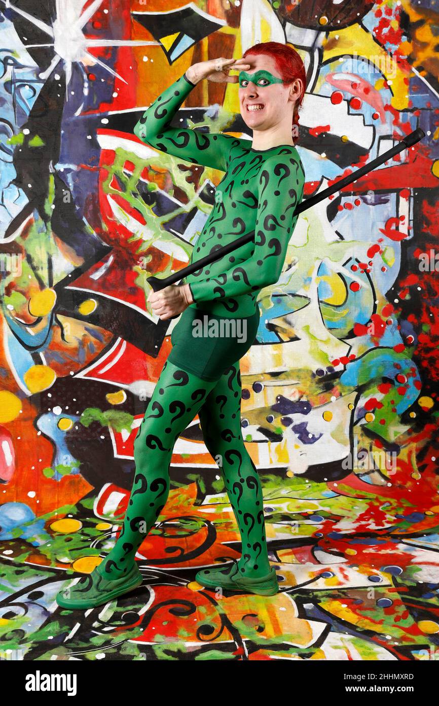 GEEK ART - Bodypainting and Transformaking: Joker meets Riddler Photoshooting with Paul Skupin as Riddler at Duesterwald studio on January 23, 2022 in Hamelin - A project by the photographer Tschiponnique Skupin and the bodypainter Enrico Lein Stock Photo