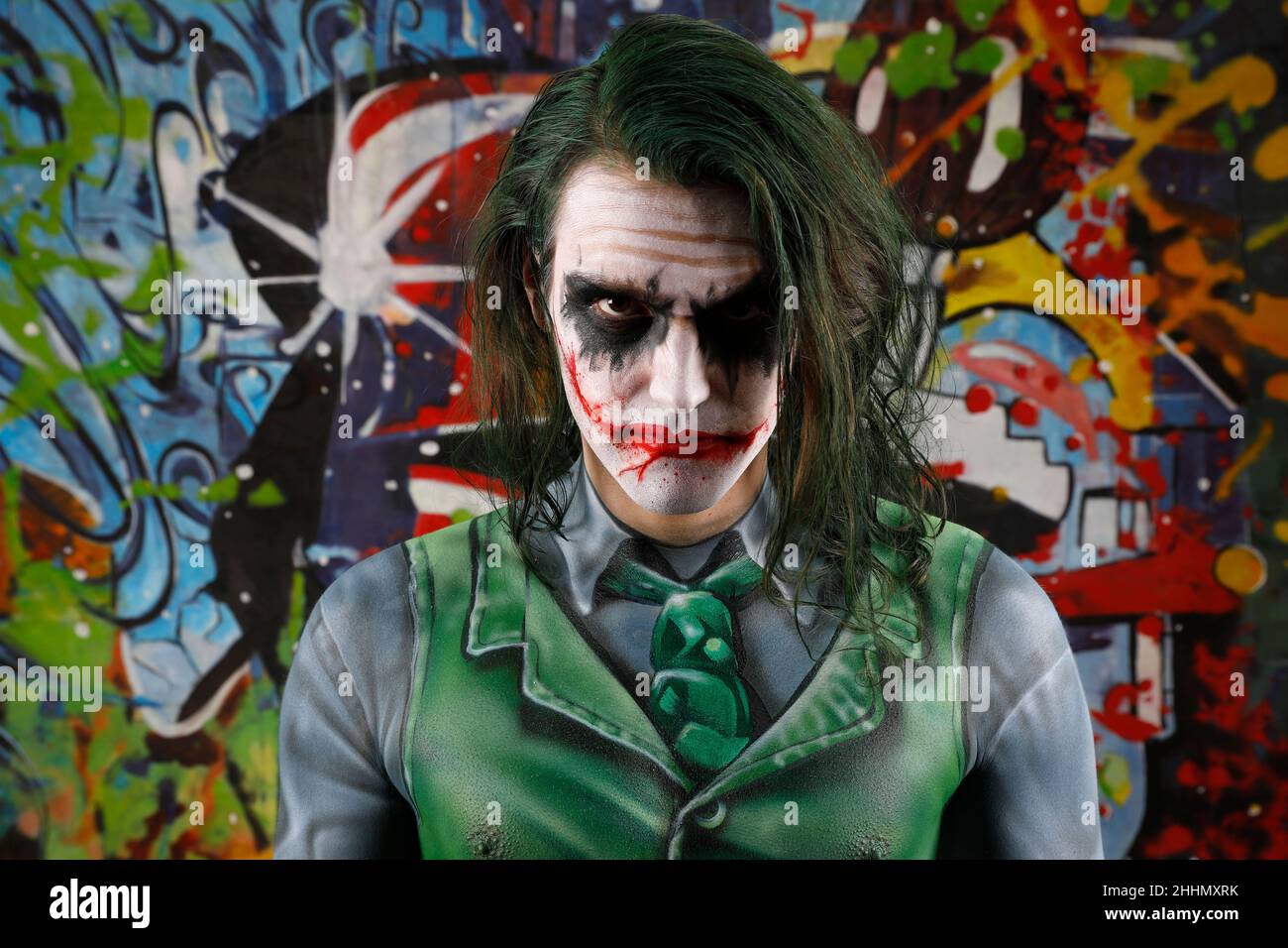 GEEK ART - Bodypainting and Transformaking: Joker meets Riddler Photoshooting with Patrick Kiel as Joker at Duesterwald studio on January 23, 2022 in Hamelin - A project by the photographer Tschiponnique Skupin and the bodypainter Enrico Lein Stock Photo