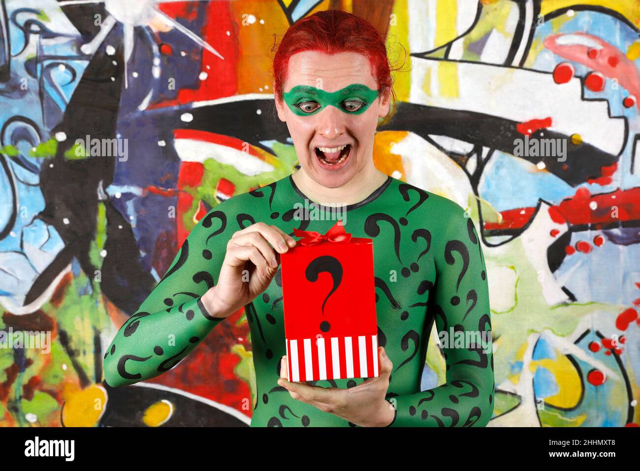 GEEK ART - Bodypainting and Transformaking: Joker meets Riddler Photoshooting with Paul Skupin as Riddler at Duesterwald studio on January 23, 2022 in Hamelin - A project by the photographer Tschiponnique Skupin and the bodypainter Enrico Lein Stock Photo