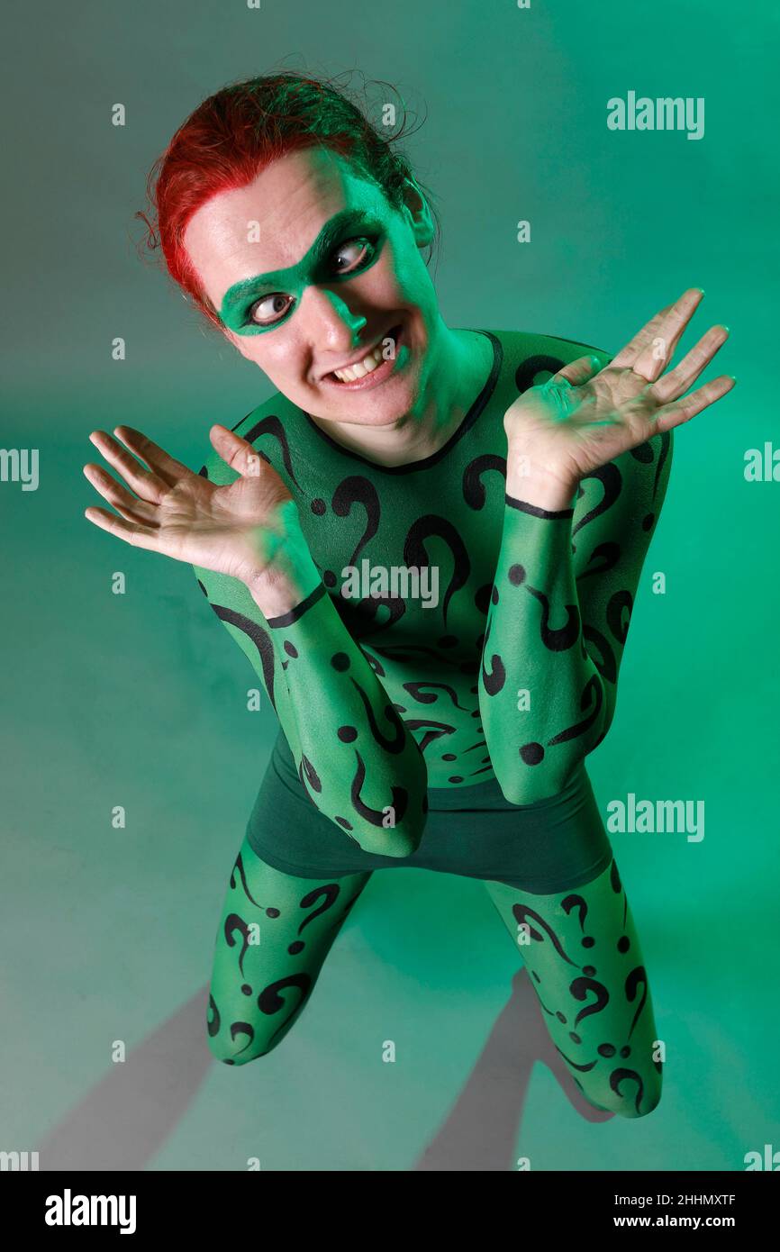 GEEK ART - Bodypainting and Transformaking: Joker meets Riddler Photoshooting with Paul Skupin as Riddler at Duesterwald studio on January 23, 2022 in Hamelin - A project by the photographer Tschiponnique Skupin and the bodypainter Enrico Lein Stock Photo