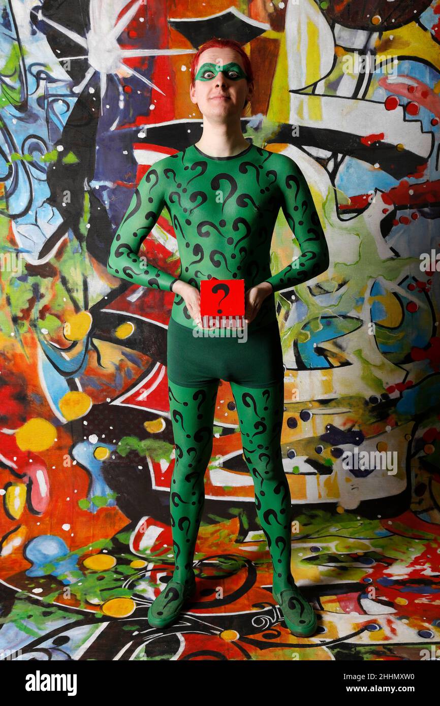 GEEK ART - Bodypainting and Transformaking: Joker meets Riddler Photoshooting with Paul Skupin as Riddler at Duesterwald studio on January 23, 2022 in Hamelin - A project by the photographer Tschiponnique Skupin and the bodypainter Enrico Lein Stock Photo