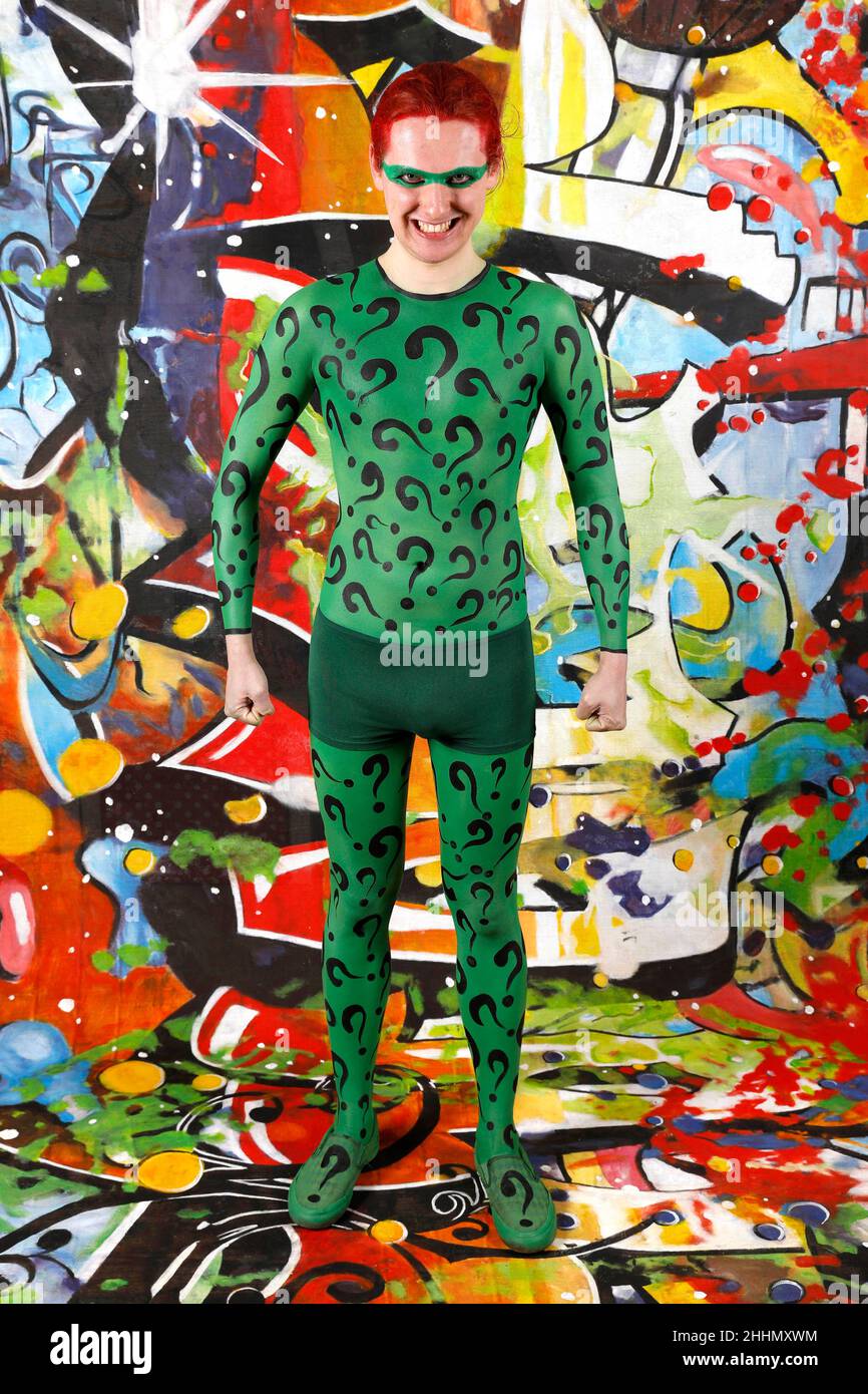 GEEK ART - Bodypainting and Transformaking: Joker meets Riddler Photoshooting with Paul Skupin as Riddler at Duesterwald studio on January 23, 2022 in Hamelin - A project by the photographer Tschiponnique Skupin and the bodypainter Enrico Lein Stock Photo