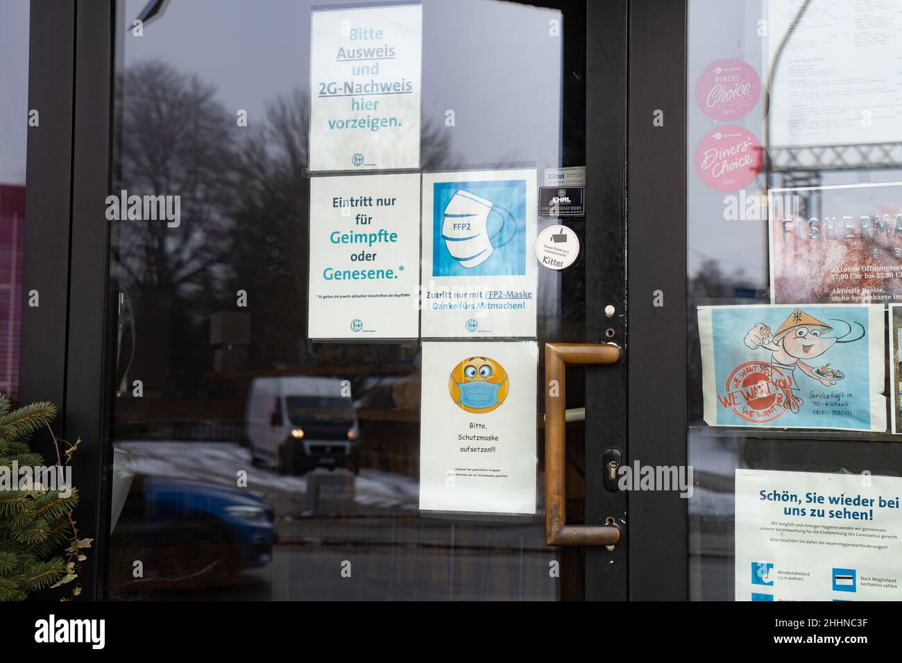 Starnberg, Germnay. 25th Jan, 2022. Signs on restaurant doors to comply with 2g rules on January 25, 2022 in Starnberg, Bavaria. While Covid infections are rapidly increasing due to the Omicron variant. (Photo by Alexander Pohl/Sipa USA) Credit: Sipa USA/Alamy Live News Stock Photo