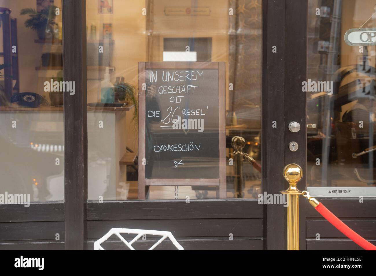 Starnberg, Germnay. 25th Jan, 2022. Signs at a window of a Hairdresser to comply with 2g rules on January 25, 2022 in Starnberg, Bavaria. While Covid infections are rapidly increasing due to the Omicron variant. (Photo by Alexander Pohl/Sipa USA) Credit: Sipa USA/Alamy Live News Stock Photo