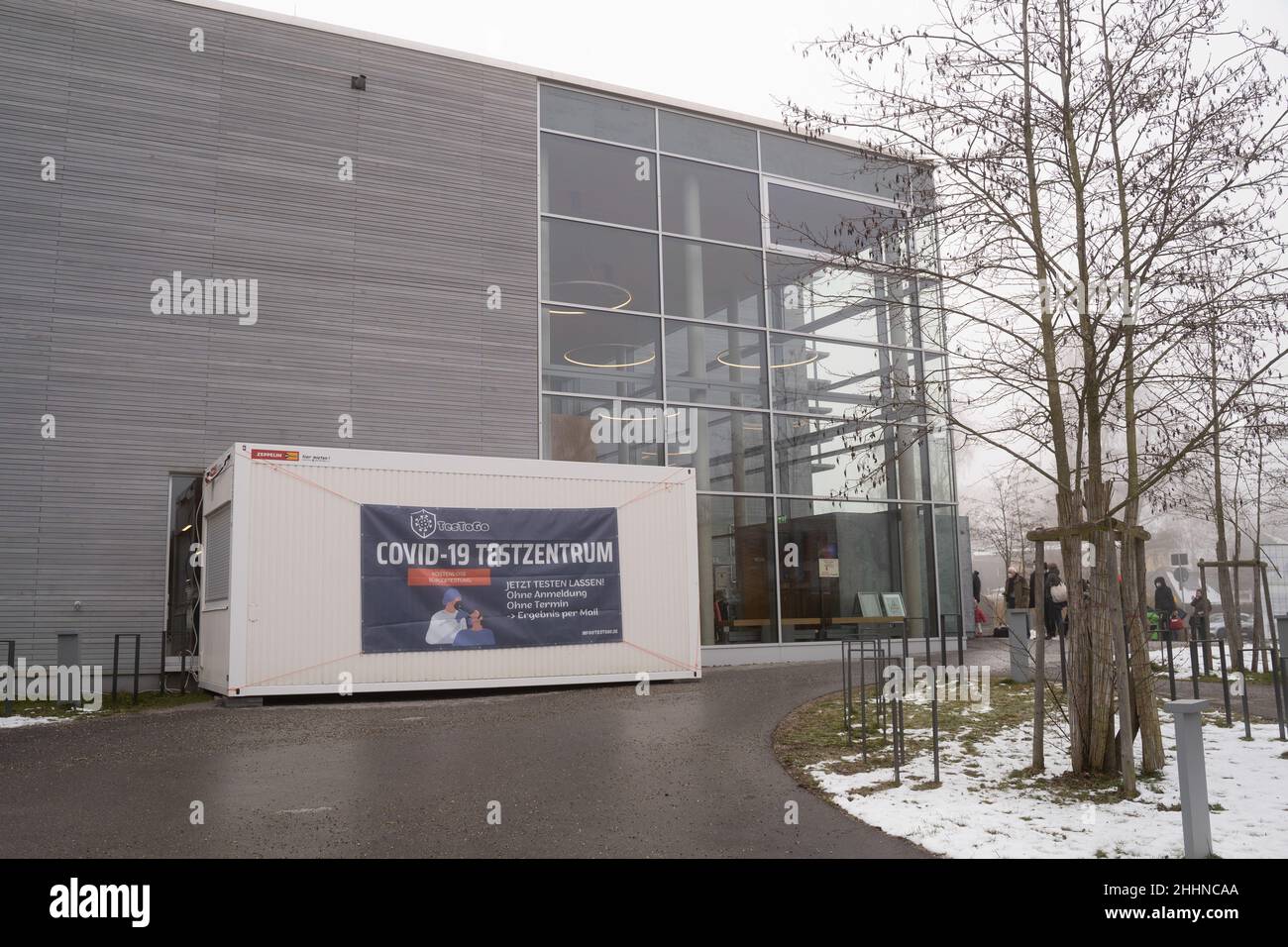 Starnberg, Germnay. 25th Jan, 2022. Covid-19 Rapid test Center next to the public swimming center in Starnberg, Bavaria on January 25, 2022. A few people are waiting in front of the swimming center. While Covid infections are rapidly increasing due to the Omicron variant. (Photo by Alexander Pohl/Sipa USA) Credit: Sipa USA/Alamy Live News Stock Photo