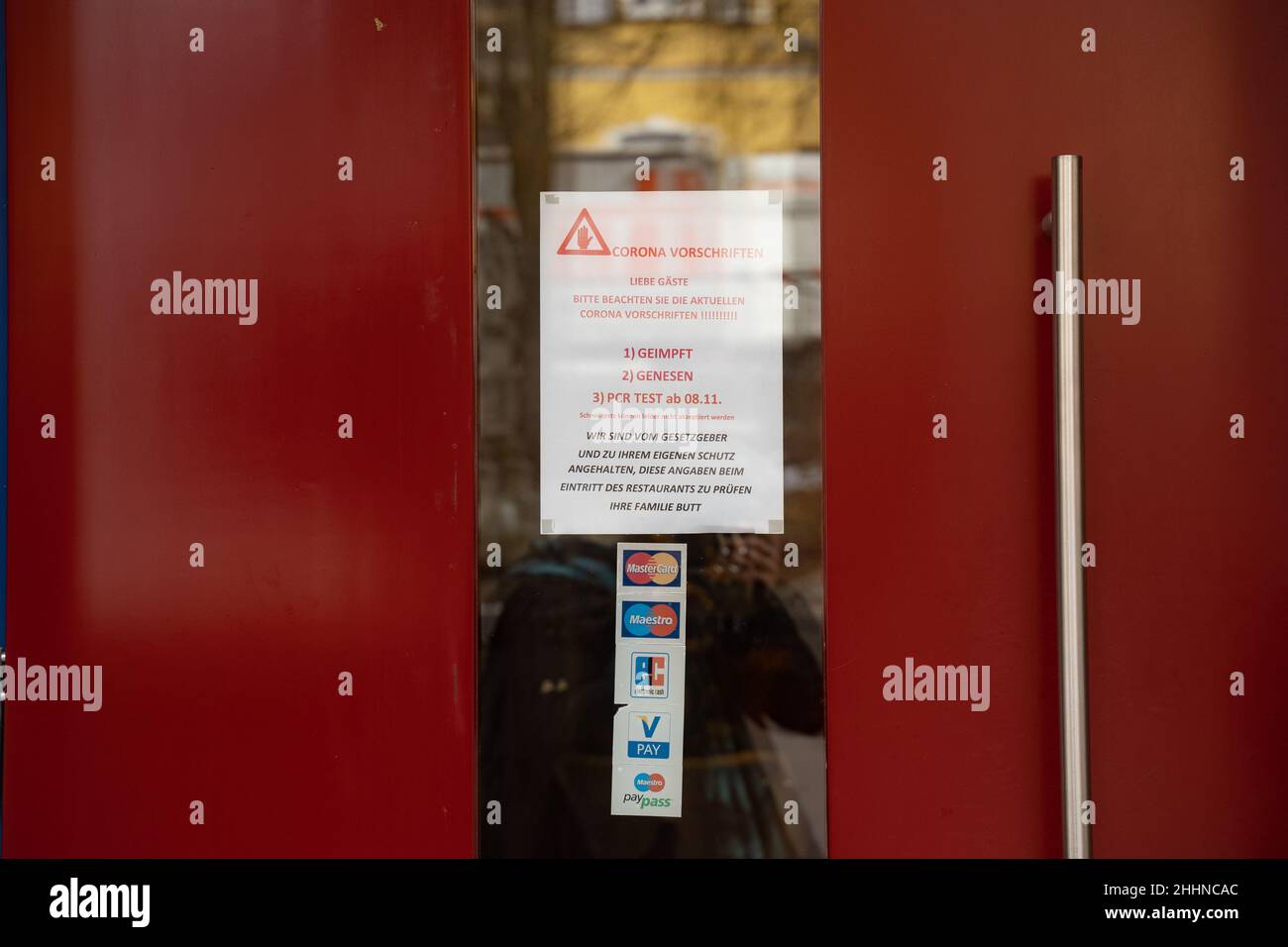 Sign on restaurant doors to comply with 2g rules on January 25, 2022 in Starnberg, Bavaria.  While Covid infections are rapidly increasing due to the Omicron variant. (Photo by Alexander Pohl/Sipa USA) Stock Photo