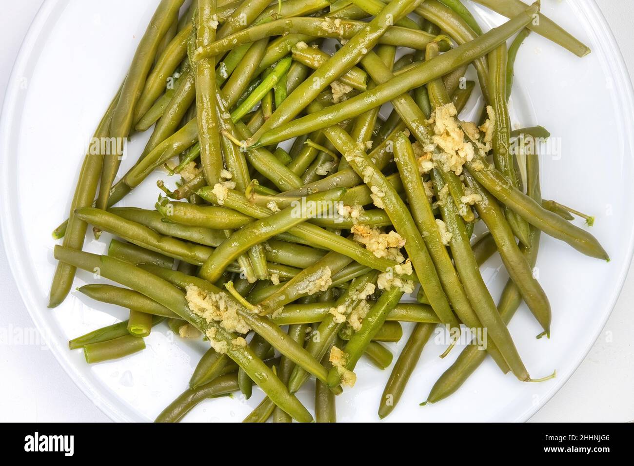 Serving size of cooked green beans with garlic sauce Stock Photo Alamy