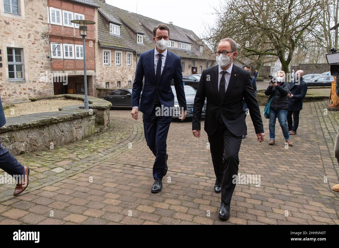 25 January 2022, North Rhine-Westphalia, Extertal: Hans-Jörg Düning-Gast (r), Chairman of the Lippe Regional Association (LVL), welcomes Hendrik Wüst (CDU, l), Minister President of North Rhine-Westphalia, to Sternberg Castle. The cabinet of the state government of North Rhine-Westphalia meets for a conference at Sternberg Castle. Lippe has been chosen this time because it has been part of North Rhine-Westphalia for 75 years. Photo: Friso Gentsch/dpa Stock Photo