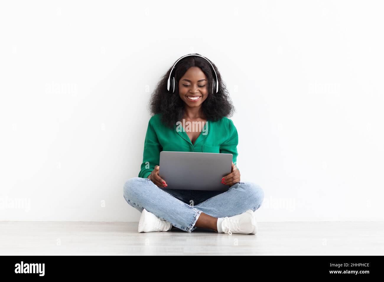 Young black lady using hi-res stock photography and images - Alamy