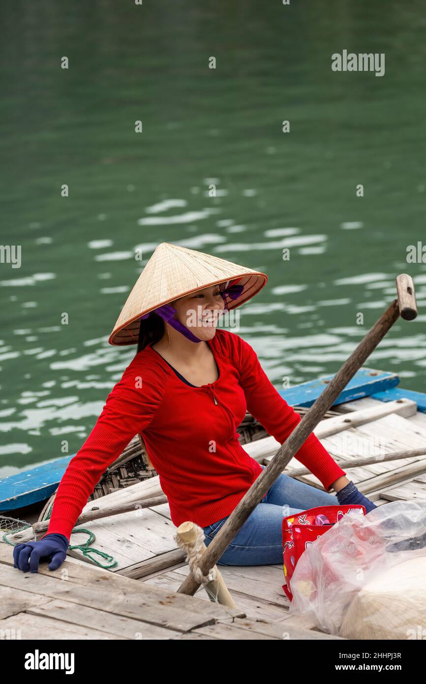 Woman rower wearing rice paddy straw hat, Vung Vieng fishing village, Ha Long Bay, Bai Tu Long Sector, near Ha Long, Vietnam Stock Photo