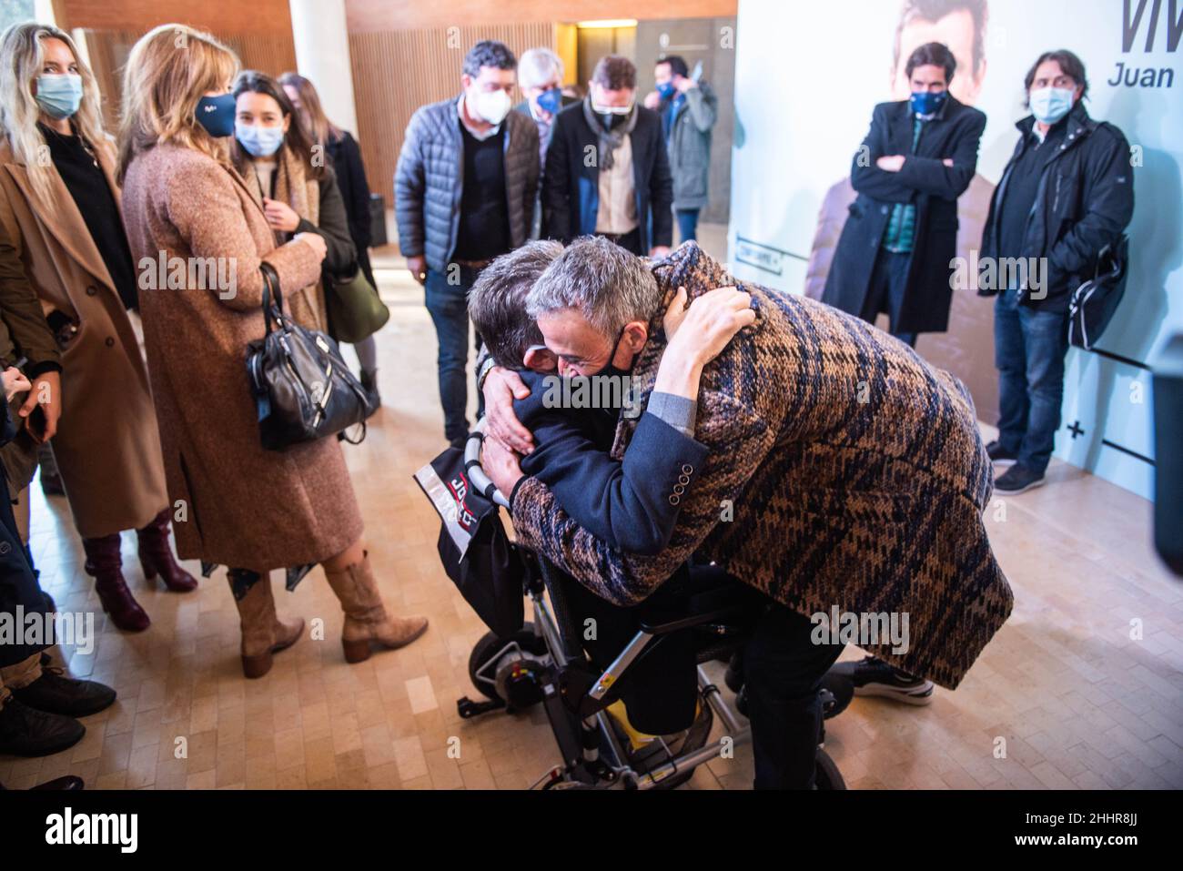 25th January 2022: Hospital de la Santa Creu i Sant Pau, Barcelona, Catalonia, Spain: Football Industry meeting to discuss the neurodegenerative disorder illness which has affected ex-Barcelona player and assistant manager Juan Carlos Unzue. Juan Carlos Unzue hugs Luis Enrique while attending the photocall Stock Photo