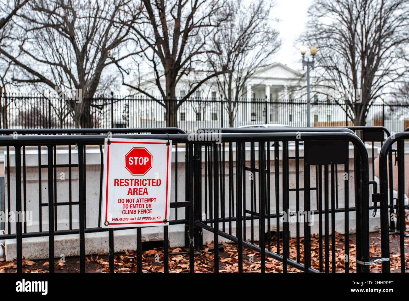 restricted-area-warning-sign-on-barricade-fence-surrounding-the-white-house-in-washington-dc-2HHRPFT.jpg