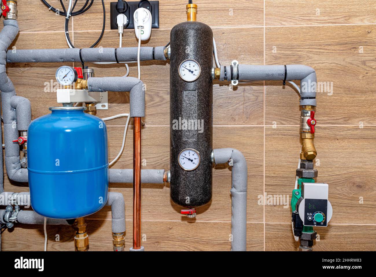 Expansion vessel to protect against overpressure and a hydraulic clutch