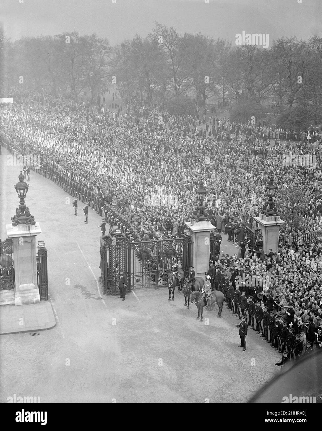 Coronation of King George VI.Crowds await the golden state coach containing King George VI at Cumberland Gate in Hyde Park on its return journey to Buckingham Palace. 12th May 1937. Stock Photo