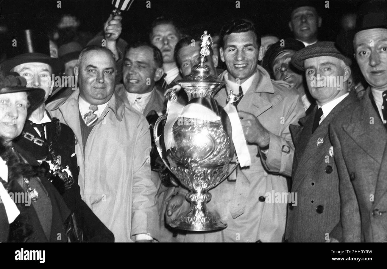 Challenge Cup Final at Wembley Stadium. Salford 7 v Barrow 4. Salford captain Gus Risman proudly holds the trophy with manager Lance Todd after they arrived at London Road Station in Manchester from Wembley. 10th May 1938. Stock Photo