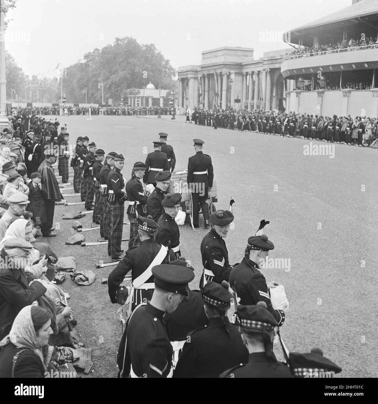 Coronation of King George VI.Royal Scots guards eating sandwiches at Hyde Park Corner as they await the procession. 12th May 1937. Stock Photo