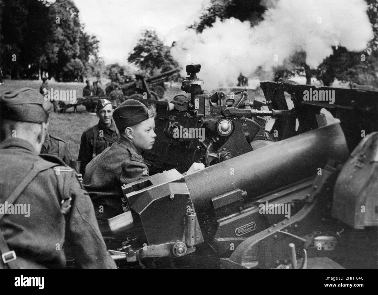 Cadet camp, 1942. Boy cadets aged 14-17 years old learning the craft of modern soldiering. OPS Devon cadets firing 25 pounder guns.18th August 1942. Stock Photo