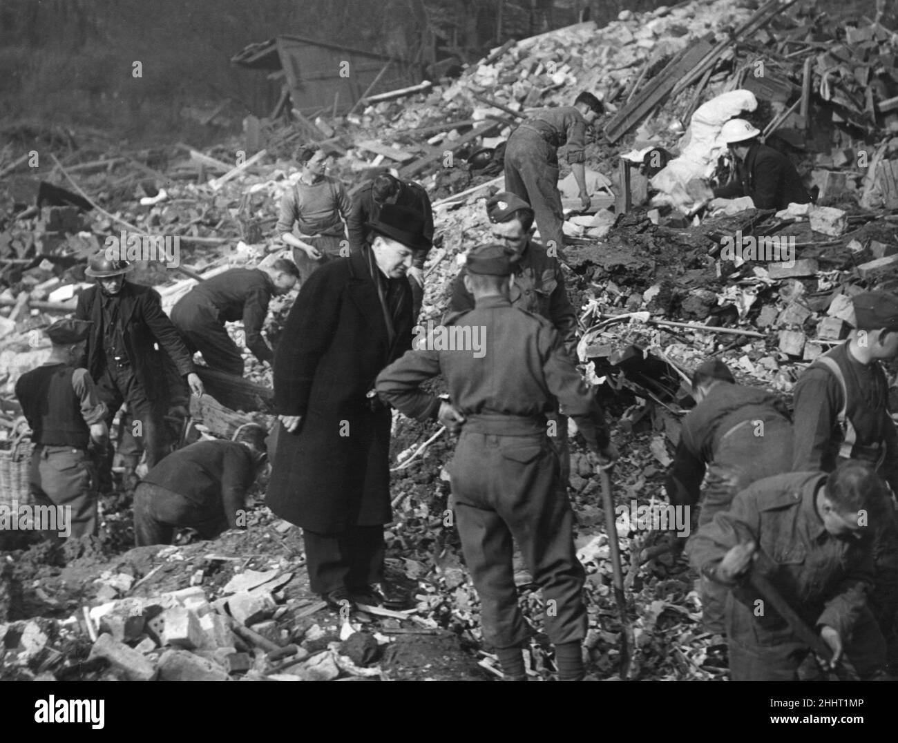 Civic thanks from the Lord Mayor as rescue workers search the rubble in Bean Street, Hull  for survivors following a particularly heavy air raid on the city. 15th March 1941 Stock Photo