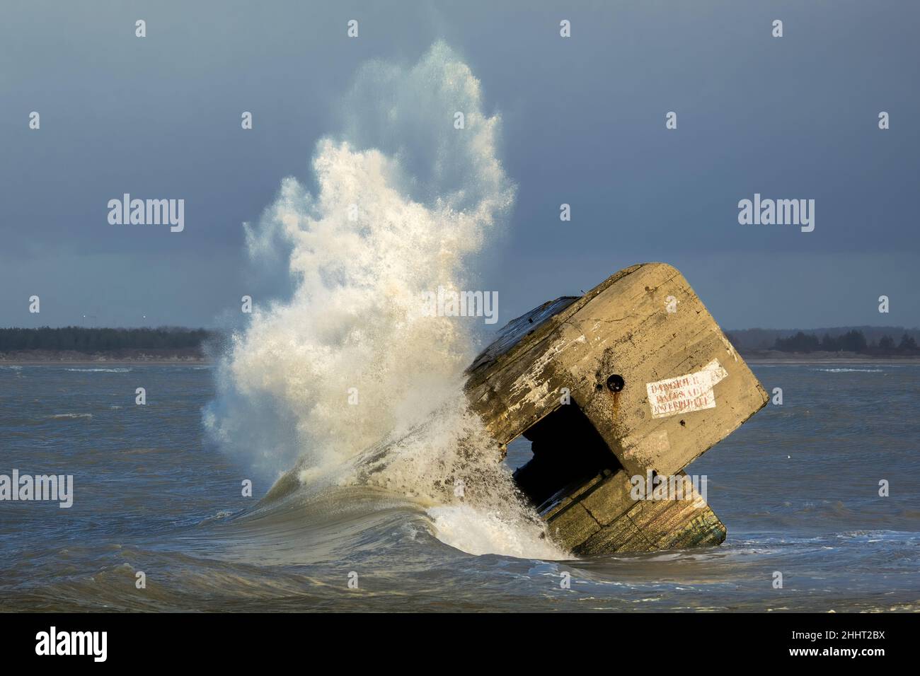 Le blockhaus du Hourdel dans la tempête, vagues géantes sur le monstre de béton. Stock Photo