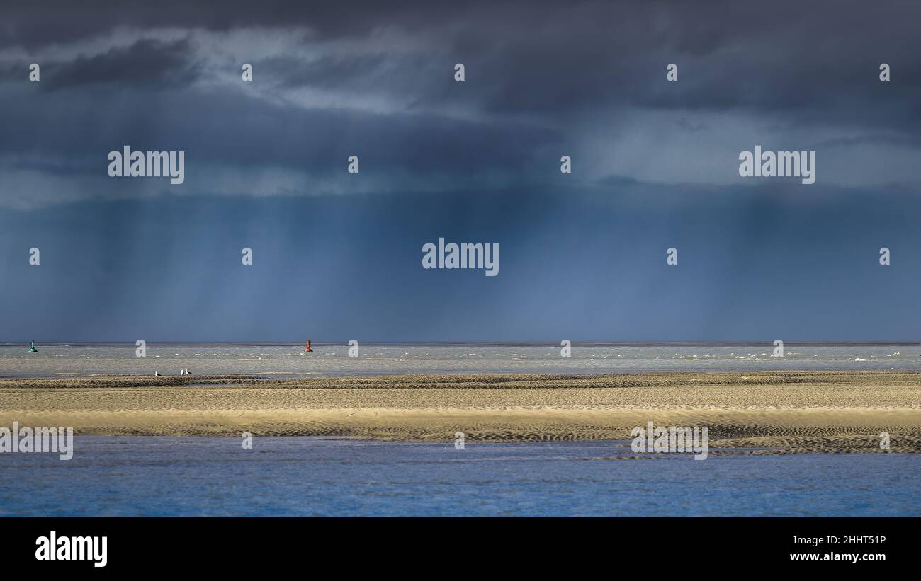 Rideau de pluie dans la baie de Somme Stock Photo