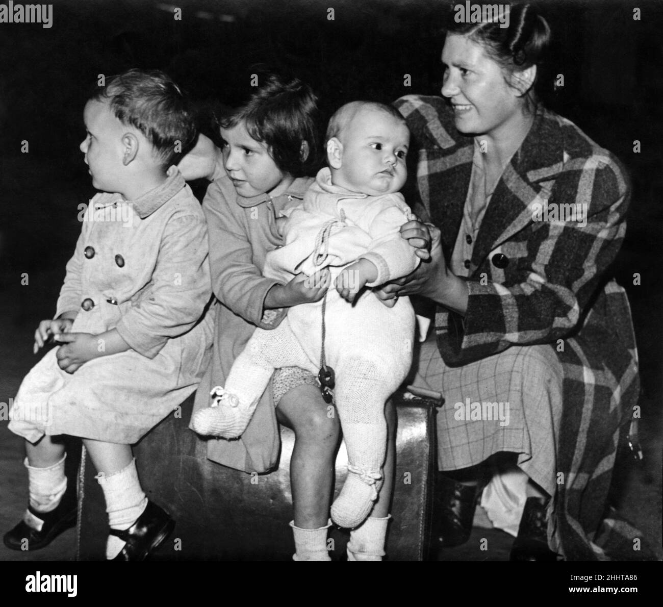Children evacuation london wwii hi-res stock photography and images - Alamy