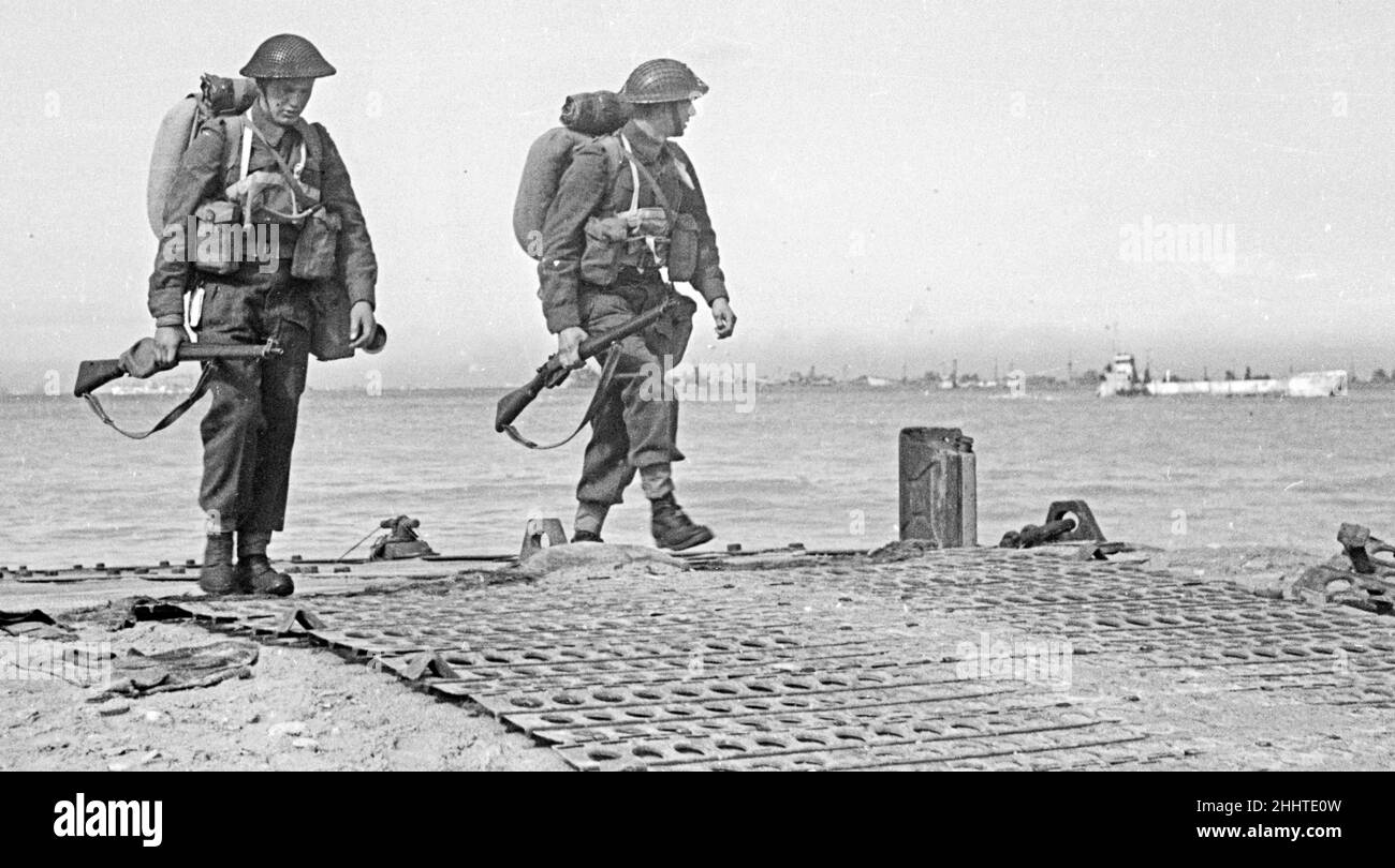 1944 soldiers normandy town hi-res stock photography and images - Alamy