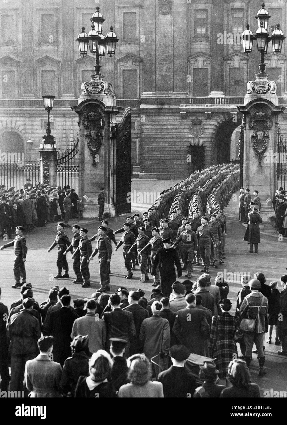 Four hundred men of the Airborne division who took part in the ill fated Arnhem operation / Operation Market Garden seen here marching away from Buckingham Palace after their special investiture by King George. 6th December 1944   Local Caption watscan 08/09/2009 Stock Photo
