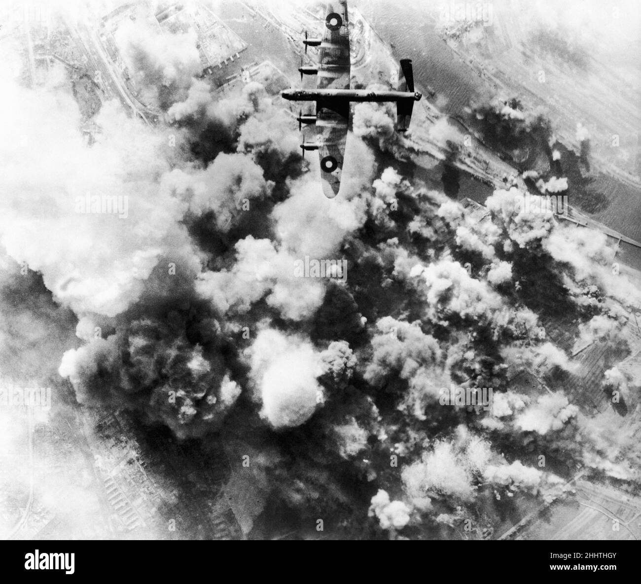 Бомбардировки второй мировой войны. Бомбардировка 1941. Немецкие самолеты бомбят города.