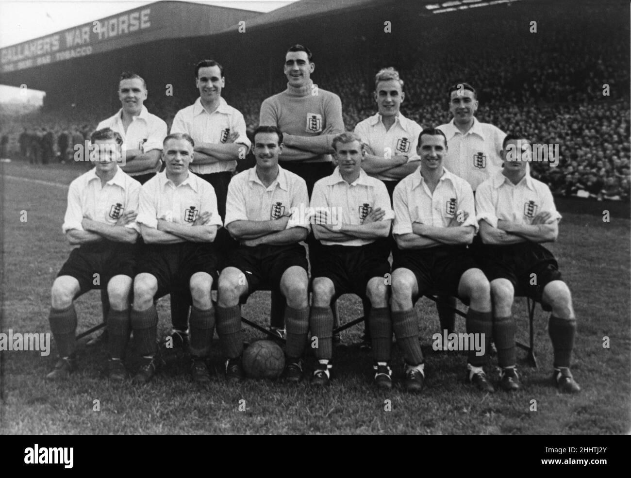 Middlesbrough legends George Hardwick and Wilf Mannion line up with the England team. Circa 1948 Stock Photo