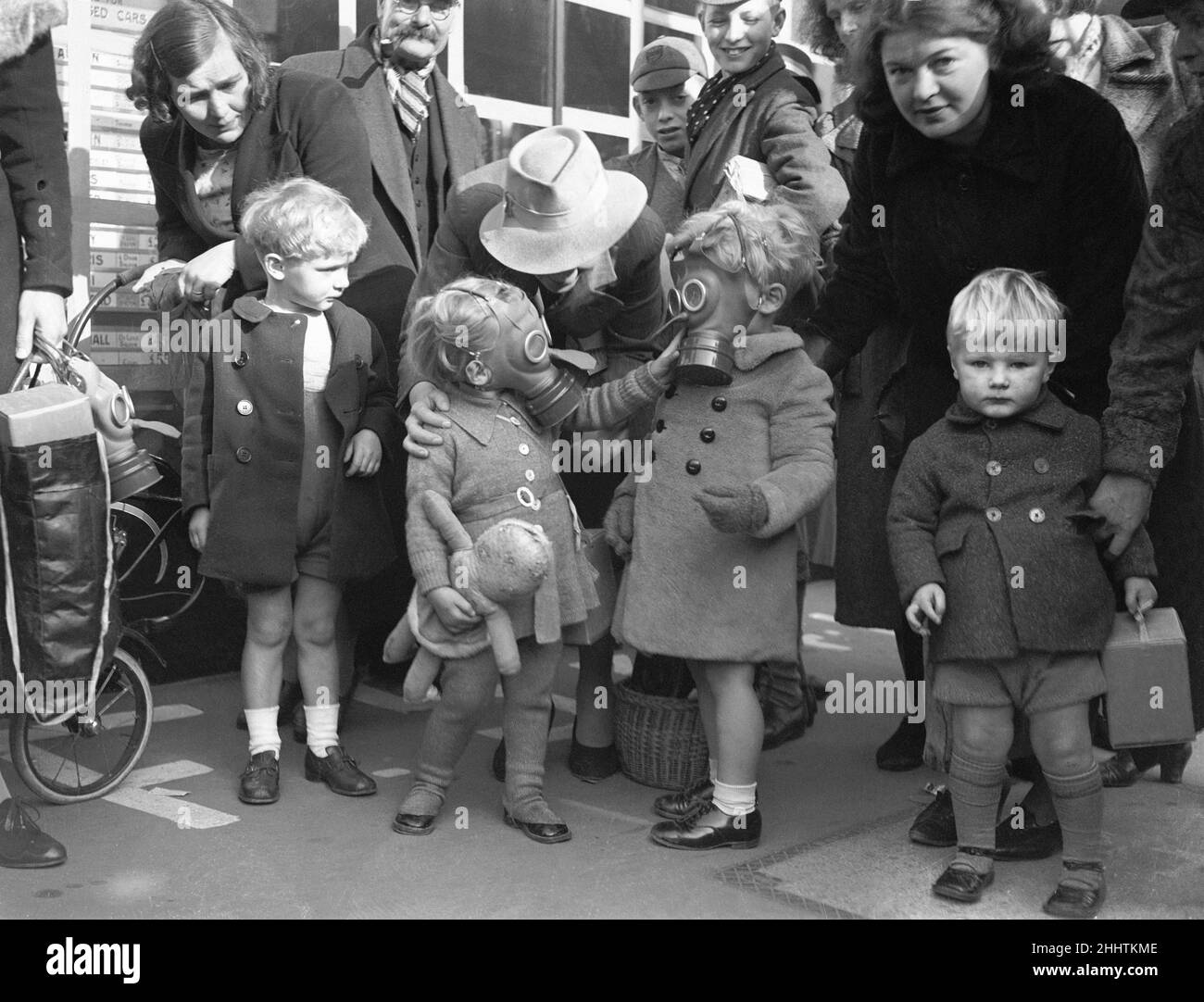 Gas mask ww2 Black and White Stock Photos & Images Alamy