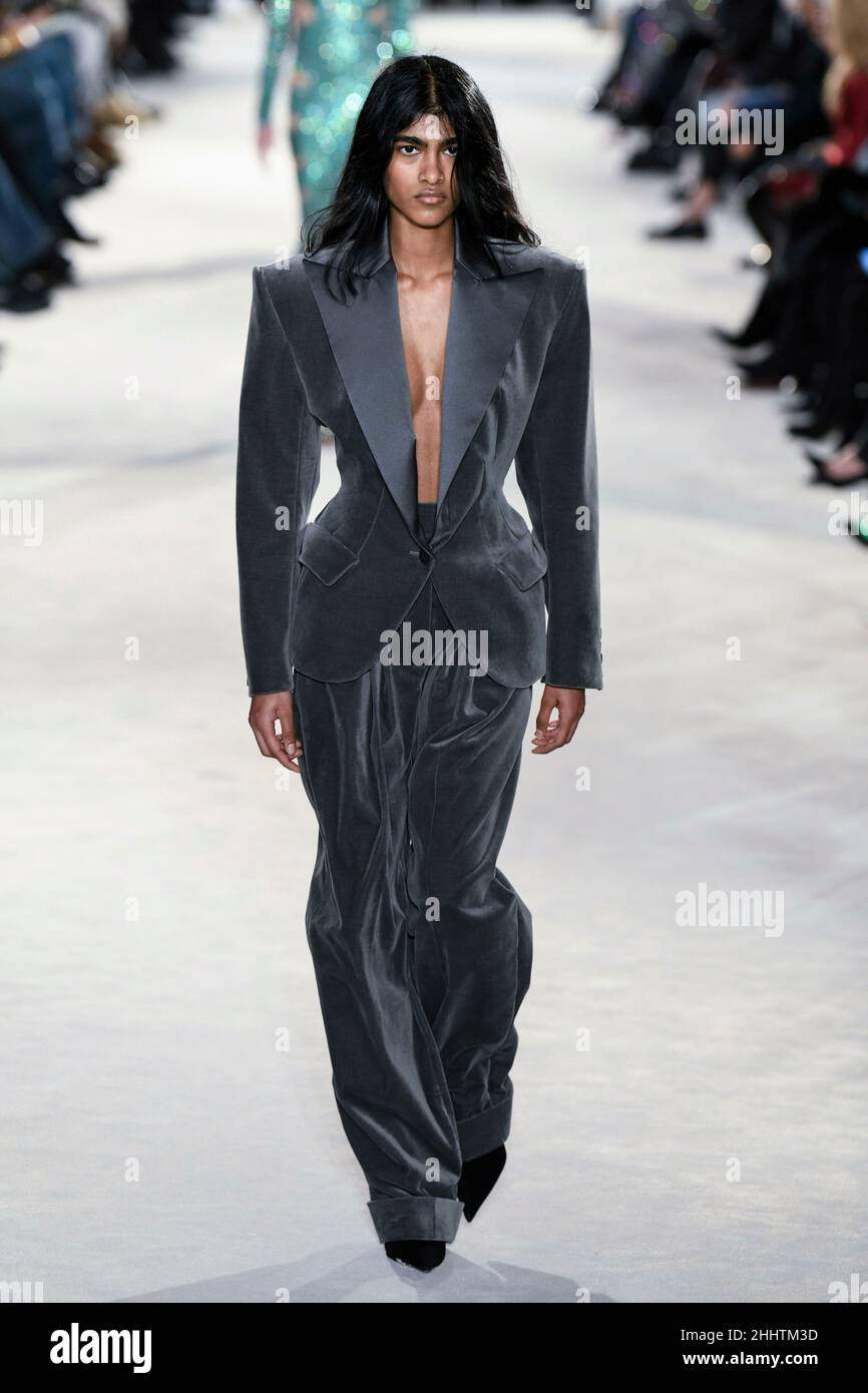 Paris, France. 25th Jan, 2022. ALEXANDRE VAUTHIER SS22 Runway during Haute  Couture Spring Summer 2022 - January 2022 - Paris, France 25/01/2022  Credit: dpa/Alamy Live News Stock Photo - Alamy