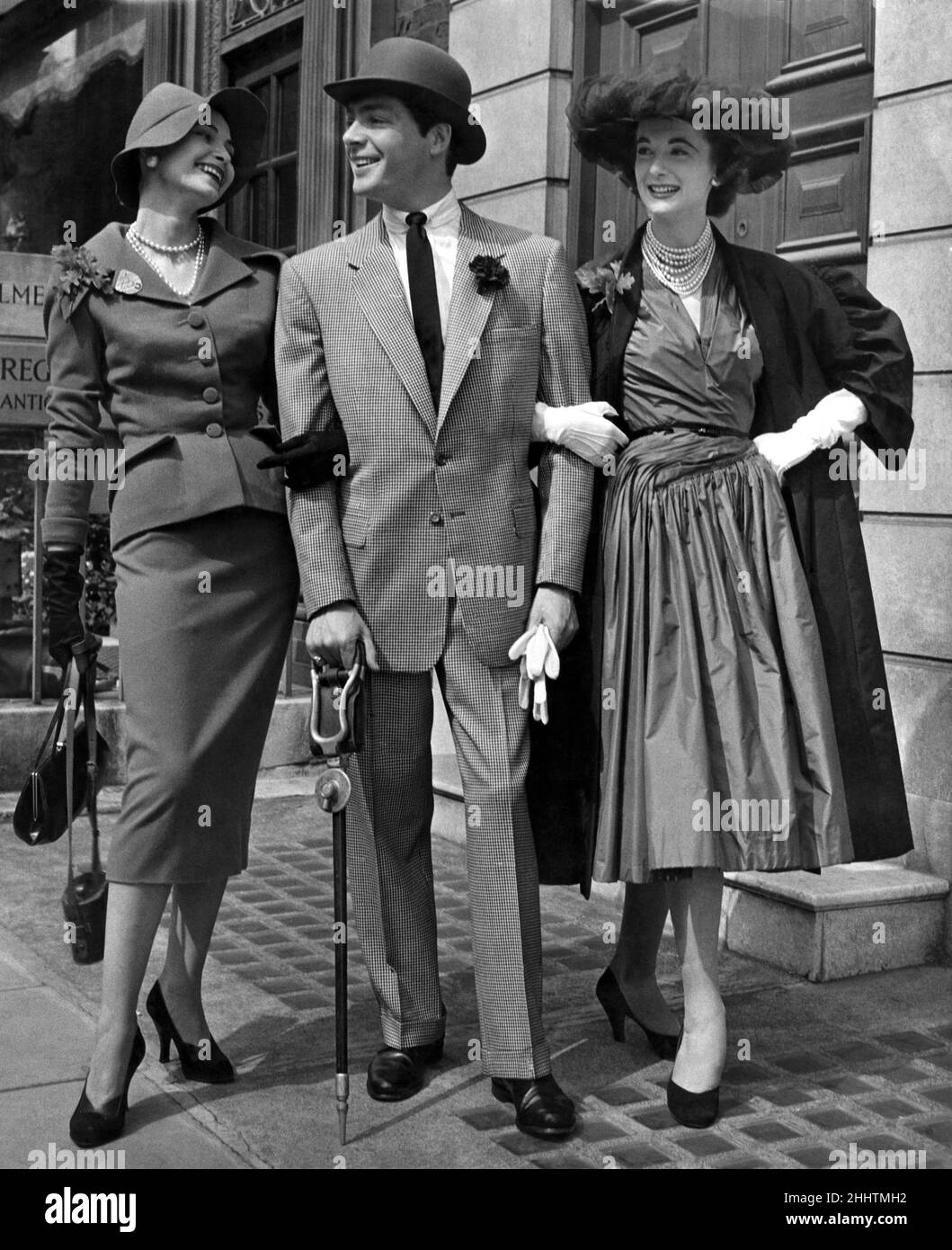 Haute couture 1950s hi-res stock photography and images - Alamy