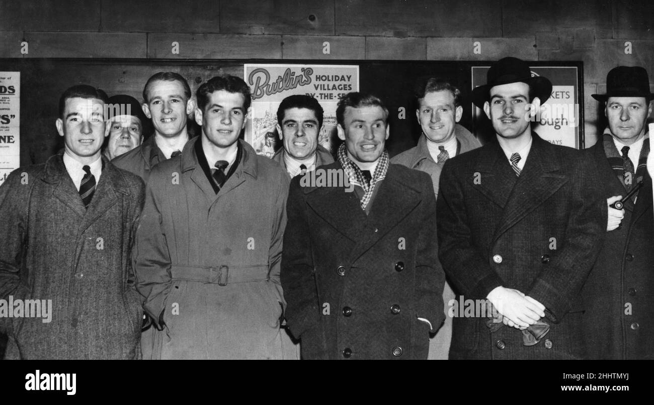 1950 Middlesbrough team, looking swish in their civvies. Right to Left Manager David Jack, players George Hardwick, Jimmy McCabe, Wilf Mannion, Micky Fenton, Dickie Robinson, Bill Whittaker, Charlie Coe and Harold Dobbie. Stock Photo