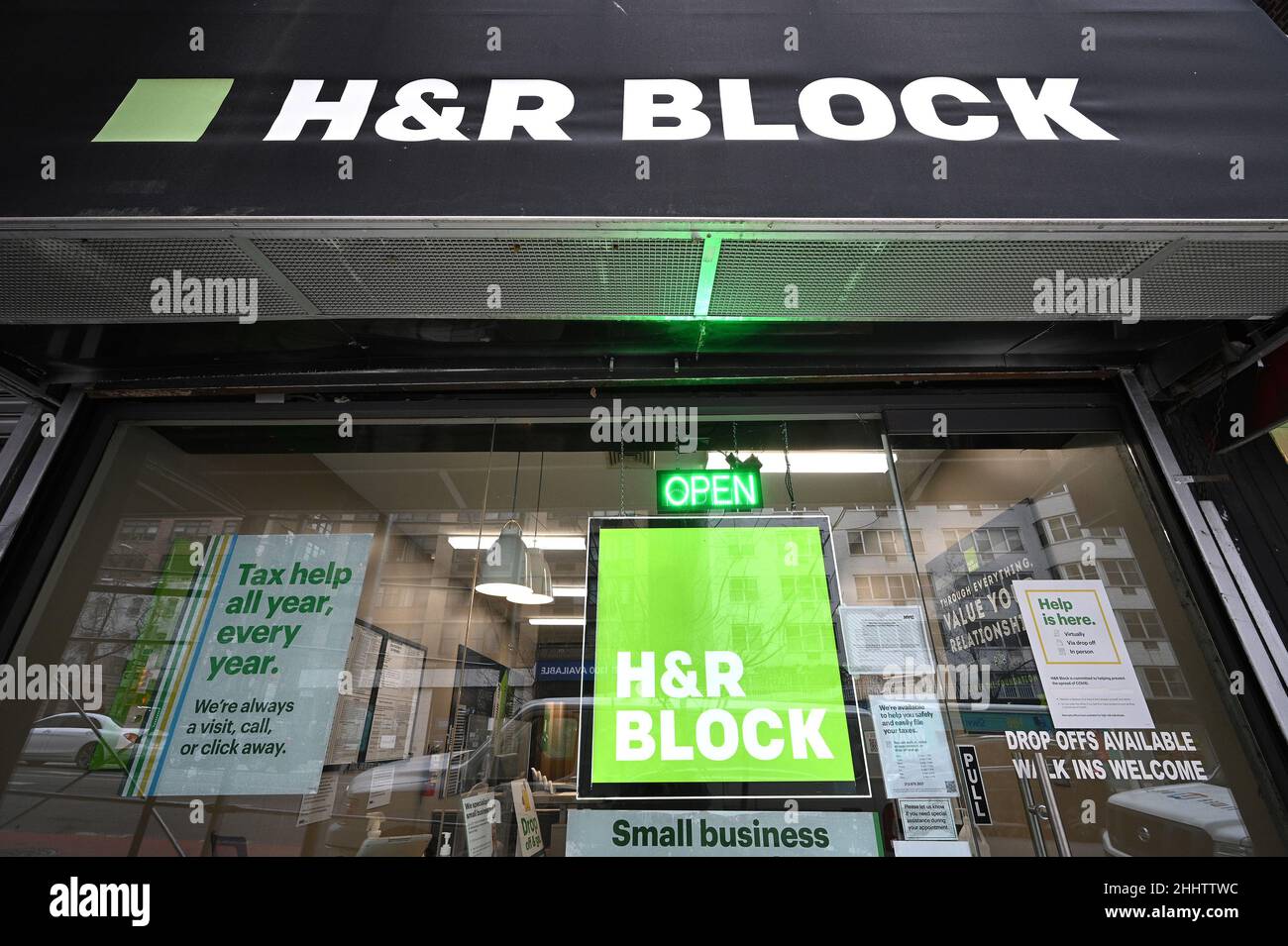 New York, USA. 25th Jan, 2022. View of an H&R Block tax preparation company in New York, NY, January 25, 2022. The IRS announced that the United States tax filing season started on January 24 and that people have until April 18 midnight to file. (Photo by Anthony Behar/Sipa USA) Credit: Sipa USA/Alamy Live News Stock Photo