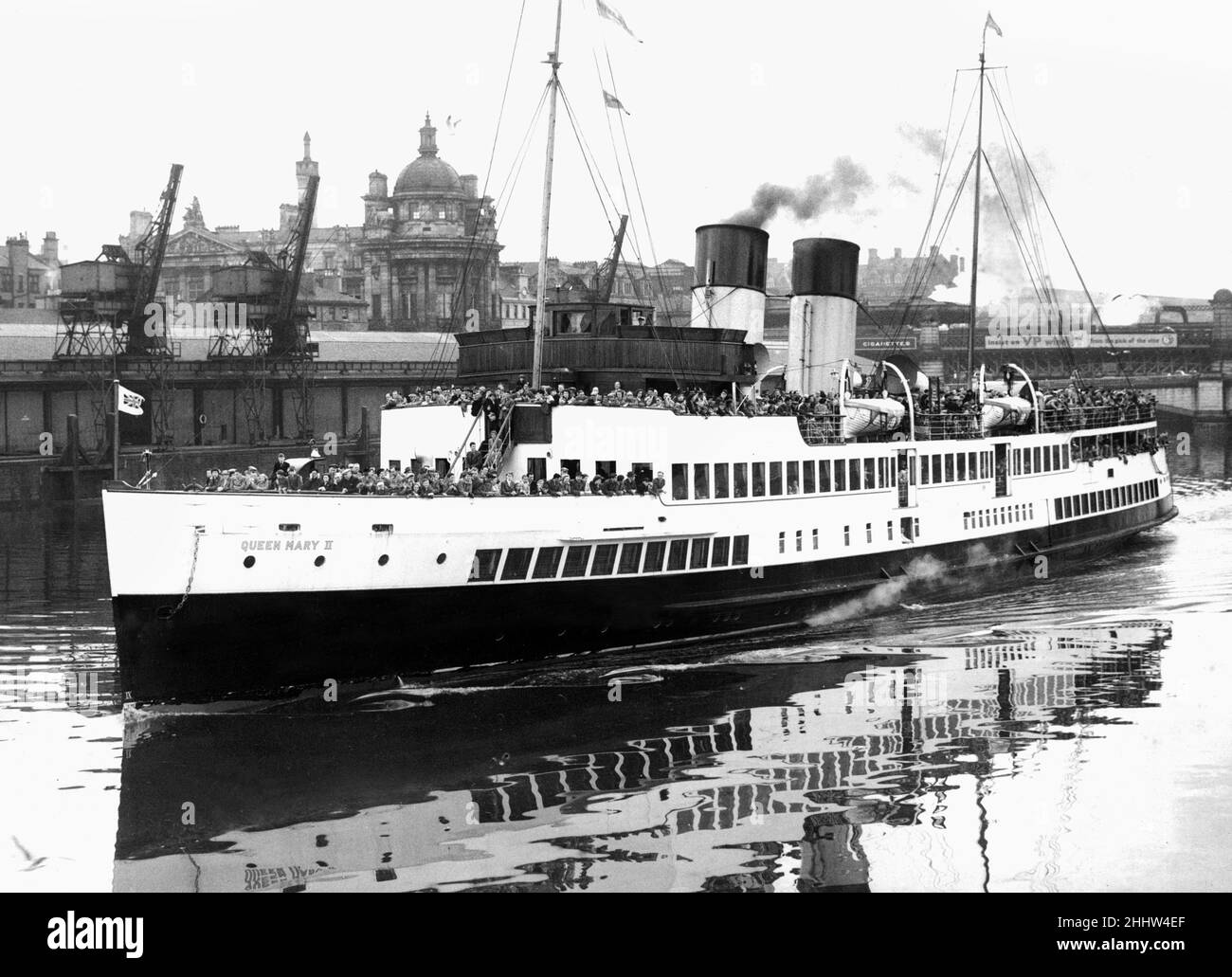 The Queen Mary II making her way down the Clyde on her daily trip to the coast, Glasgow, Scotland. 31st July 1951 Stock Photo