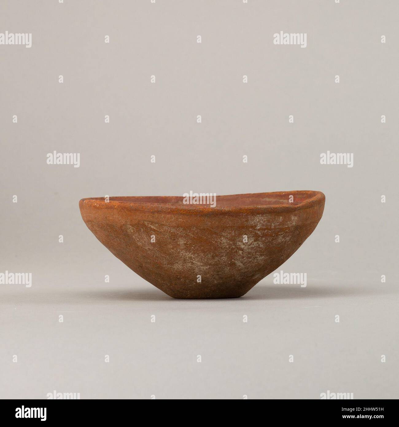 Shallow bowl with vertical rim ca. 3850–2960 B.C. Predynastic Period. Shallow bowl with vertical rim. ca. 3850–2960 B.C.. Pottery. Predynastic Period. From Egypt, Northern Upper Egypt, Abadiya, Cemetery R, Tomb R152e, EEF excavations 1898–99 Stock Photo