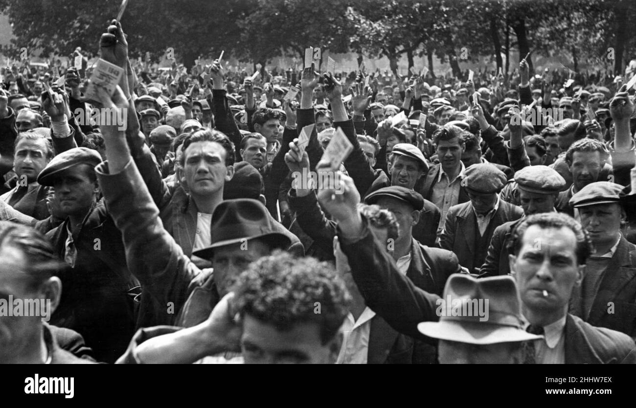Dockers Strike 1948. Dockers mass meeting in Victoria Park. 12th July 1948. Stock Photo
