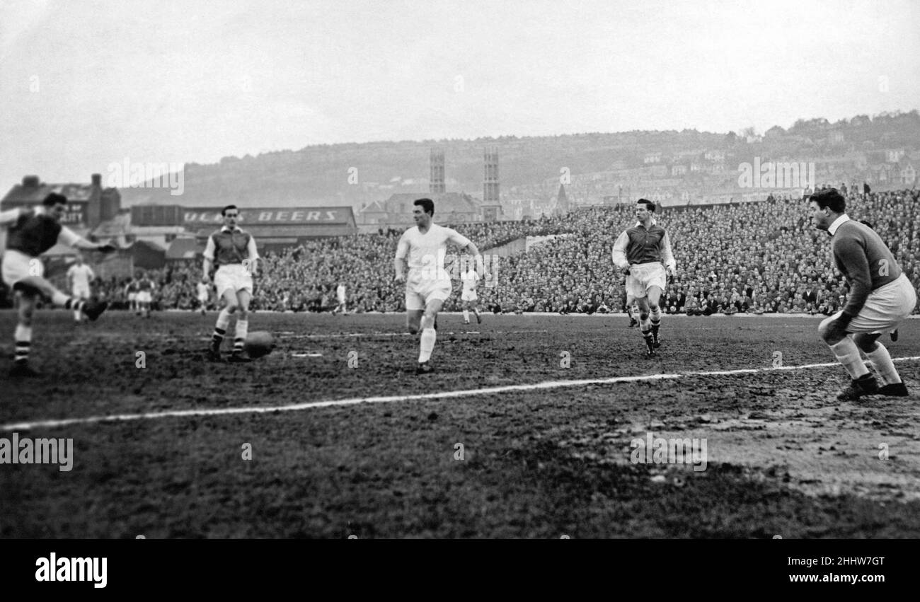 Football crowd 1950s hires stock photography and images Alamy